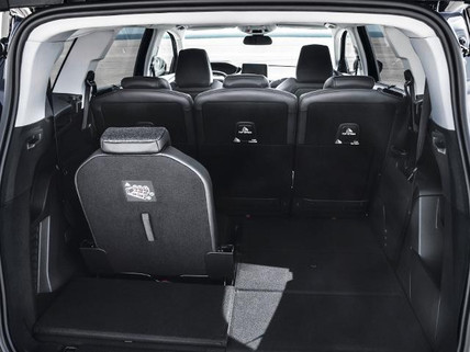NEW 7-SEAT SUV PEUGEOT 5008 DEBUT